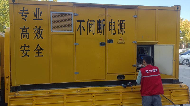 集美柴油发电机组和UPS电源配合使用时，如何避免切换过程中的电力中断？